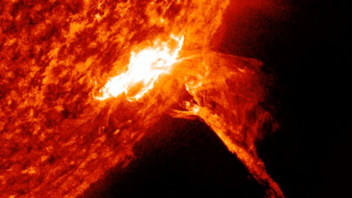 Forte explosão solar causa apagão de rádio na América do Sul
